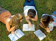 lendo a biblia em grupo